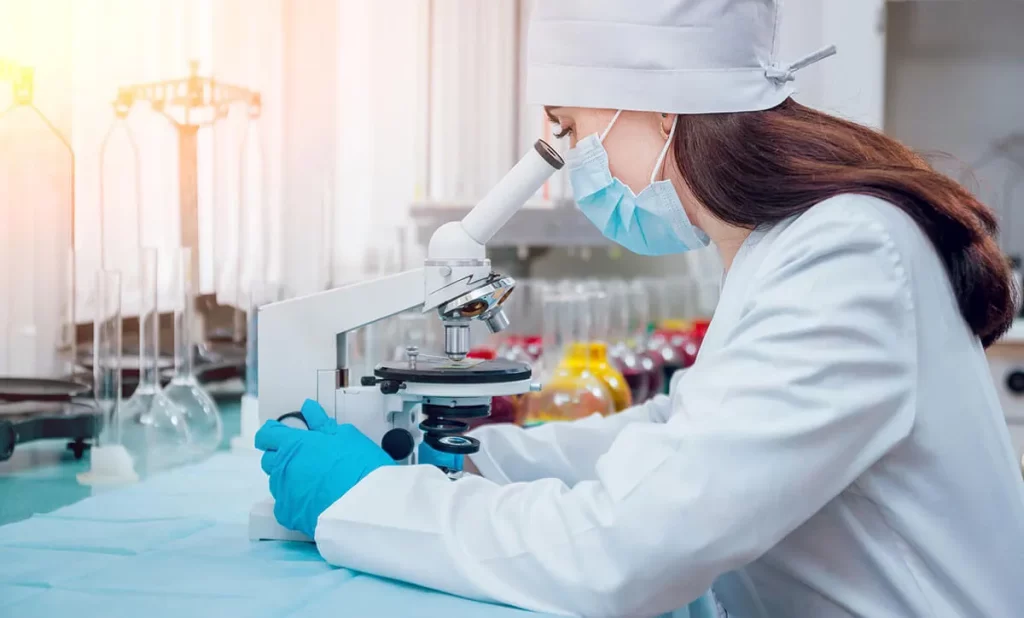 Mujer trabajando en laboratorio